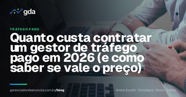 Empresário revisando orçamento de marketing digital com consultor em laptop