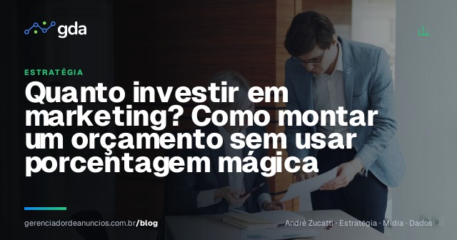 Empresário e consultor analisam uma planilha de orçamento de marketing