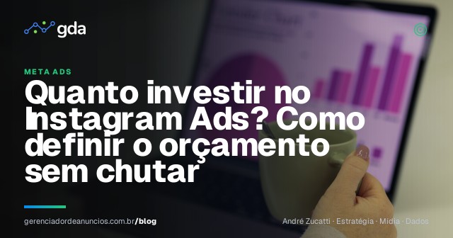 Empresário analisando o orçamento de anúncios em redes sociais no computador