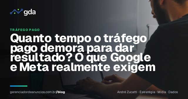 Dono de pequeno negócio conferindo o calendário e o computador no escritório da empresa