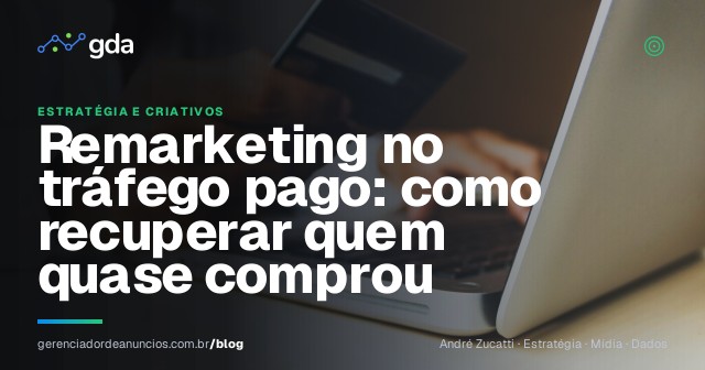 Pessoa usando notebook em uma loja virtual