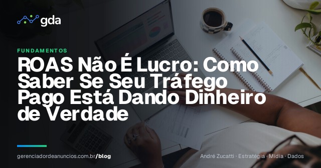Dono de pequeno negócio calculando margem e lucro de campanhas de anúncios em uma calculadora ao lado do notebook