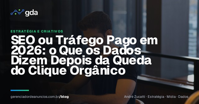 Empresária analisando dados de tráfego do site em um laptop