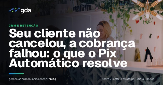 Recepcionista de academia atendendo um aluno no balcão da recepção