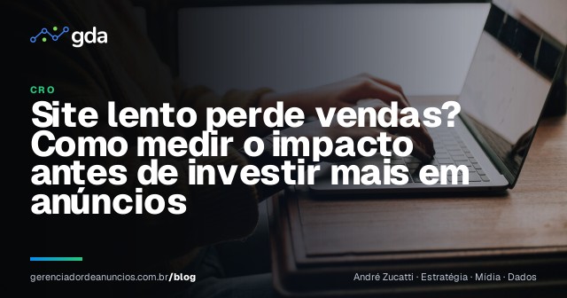Empresário aguardando o carregamento lento de um site no notebook