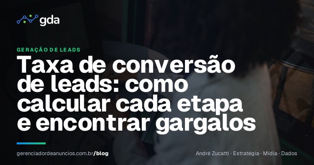 Gestora analisando métricas de conversão de leads em um notebook