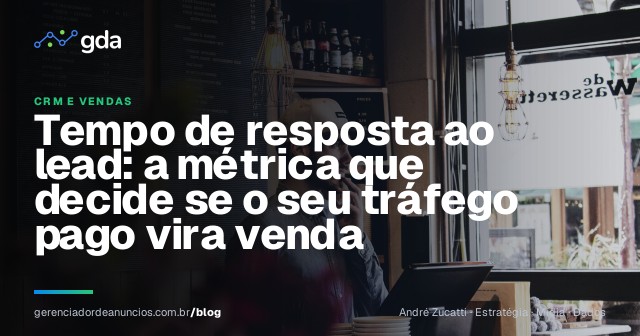 Dona de pequeno negócio conferindo mensagens no celular atrás do balcão da loja