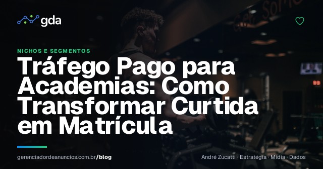 Pessoas treinando em grupo dentro de uma academia