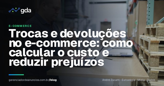 Profissional de e-commerce inspecionando uma embalagem devolvida no estoque