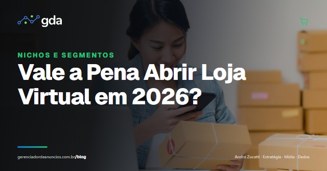 Empreendedora conferindo pedidos no celular ao lado de caixas de encomenda e notebook