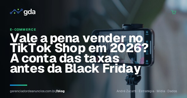 Empreendedora gravando um vídeo de produto com o celular apoiado em um tripé