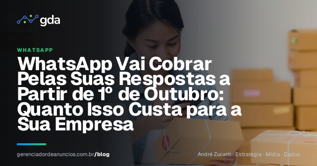 Empresária responde a mensagem de um cliente pelo WhatsApp no celular, atrás do balcão da loja
